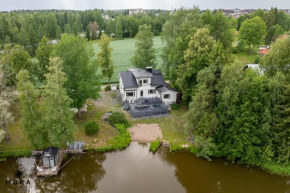 Villa Gaia - Luxury villa with jacuzzi and beach next to trainstation 10 minutes to Tampere city! 1,5 hours to Helsinki Lempäälä